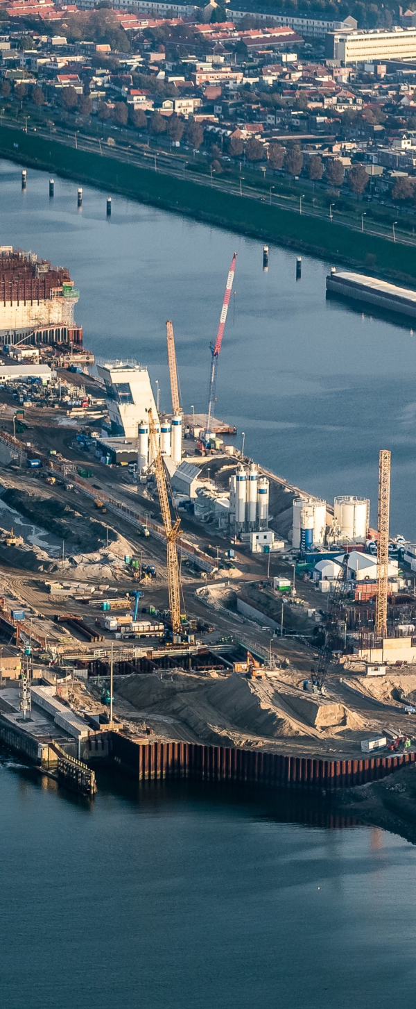 Overzichtsfoto nieuwe zeesluis met afgezonken deurkas Bron Topview Luchtfotografie.jpg